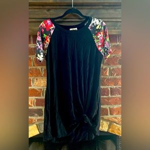Large tunic with floral sleeves and black body and side tie